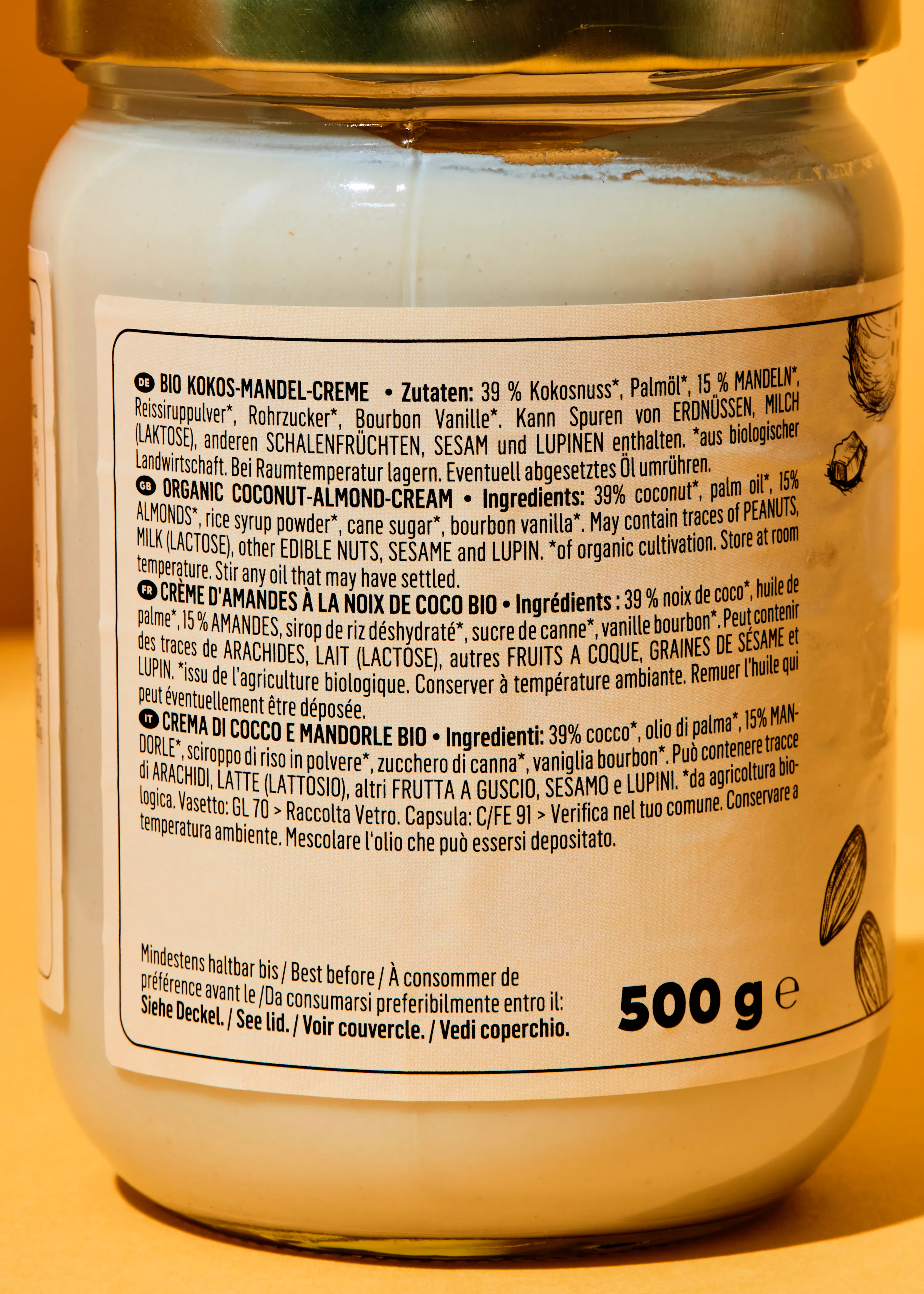 die Rückseite eines Glases Kokos-Mandel-Creme zeigt die Zutaten